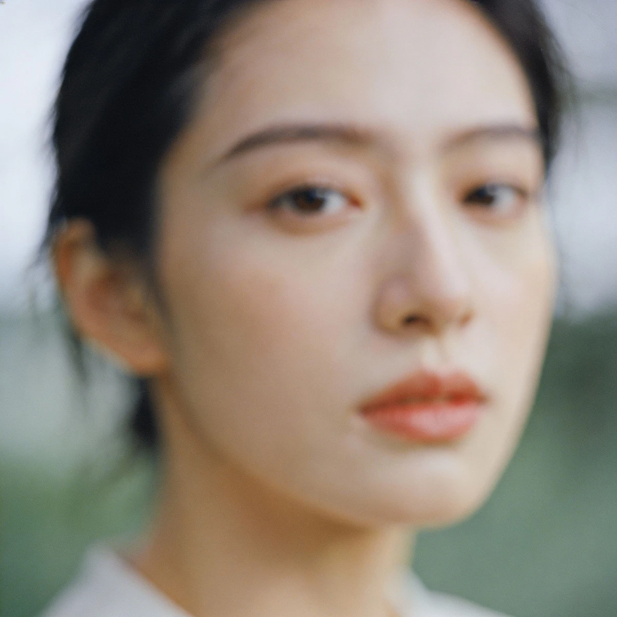 人物模糊图像转化为高清画面前示例照片