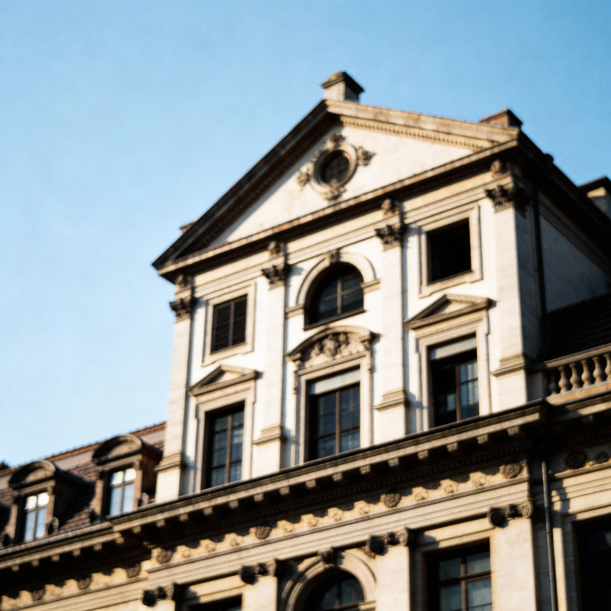 建筑旧照翻新前示例